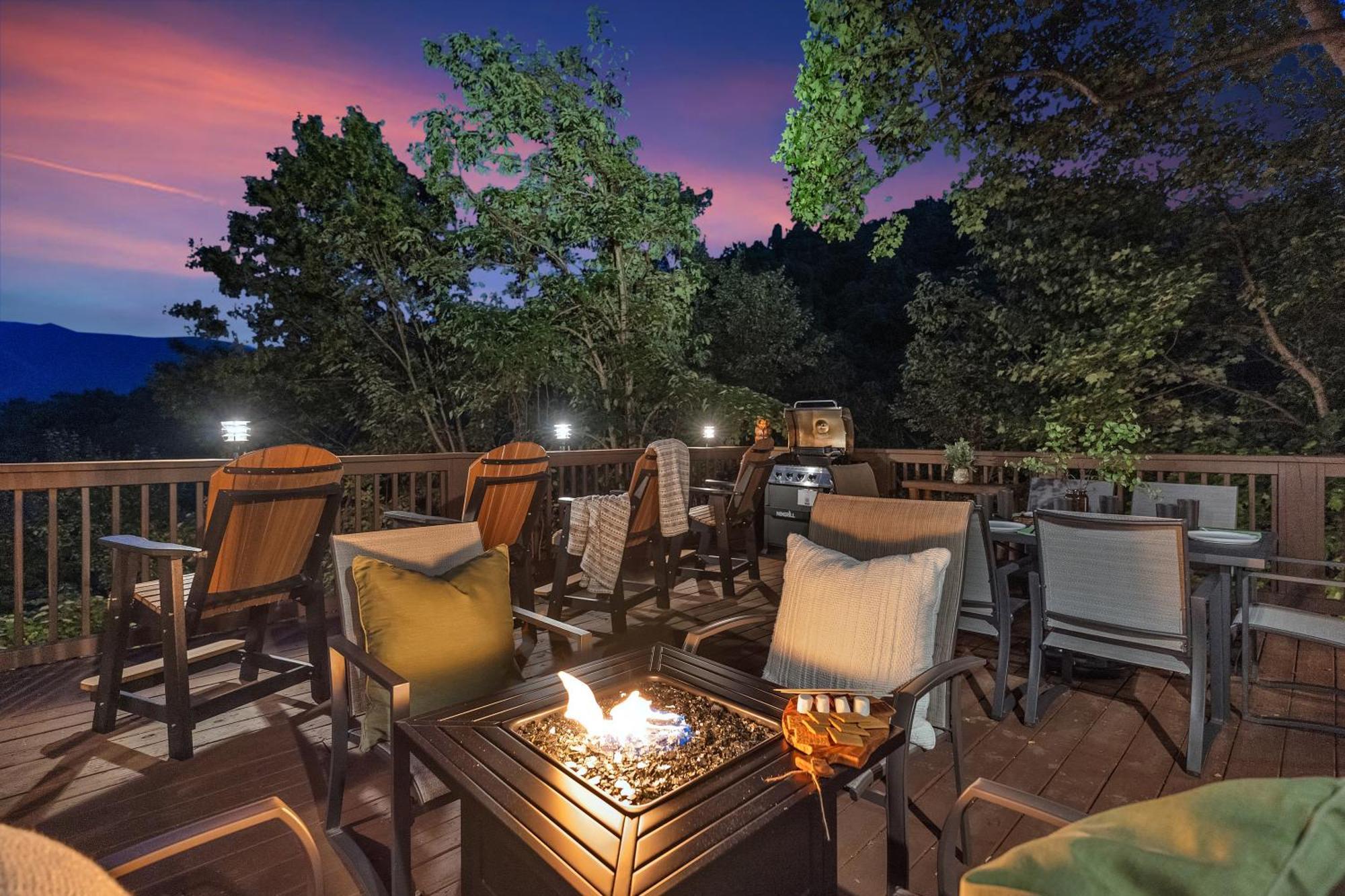 Family Chalet With Sauna, Hottub, Heavenly Views! Mins To Downtown! 개틀린버그 외부 사진