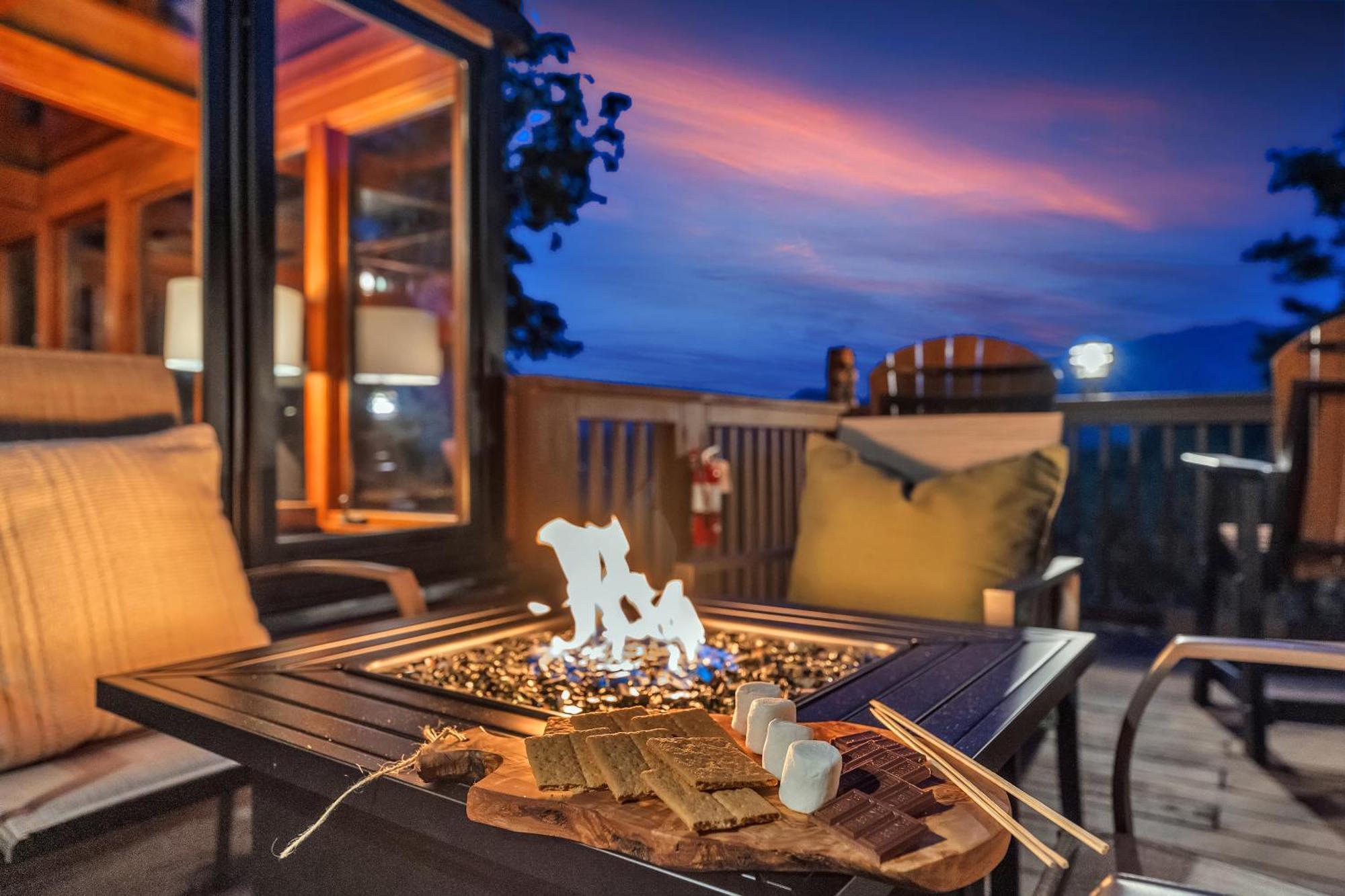 Family Chalet With Sauna, Hottub, Heavenly Views! Mins To Downtown! 개틀린버그 외부 사진