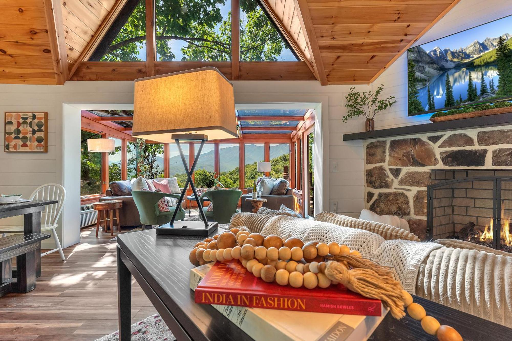 Family Chalet With Sauna, Hottub, Heavenly Views! Mins To Downtown! 개틀린버그 외부 사진