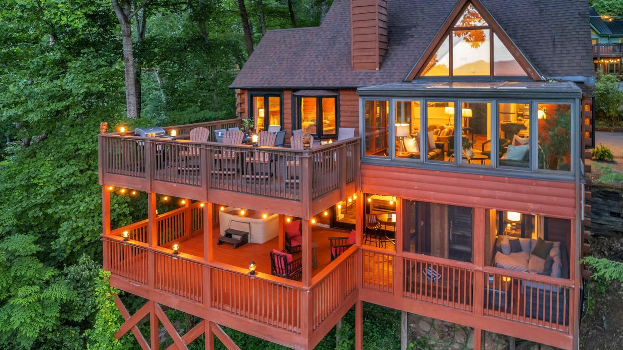Family Chalet With Sauna, Hottub, Heavenly Views! Mins To Downtown! 개틀린버그 외부 사진