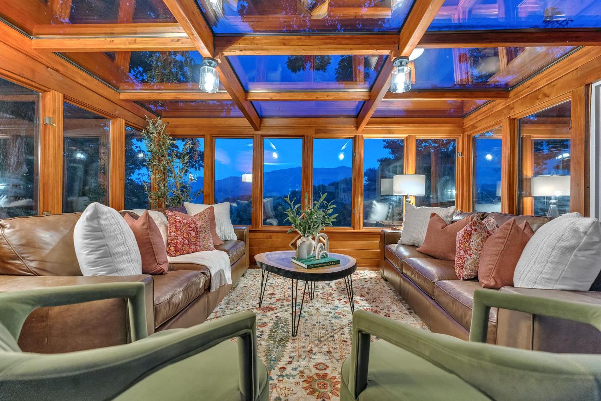 Family Chalet With Sauna, Hottub, Heavenly Views! Mins To Downtown! 개틀린버그 외부 사진