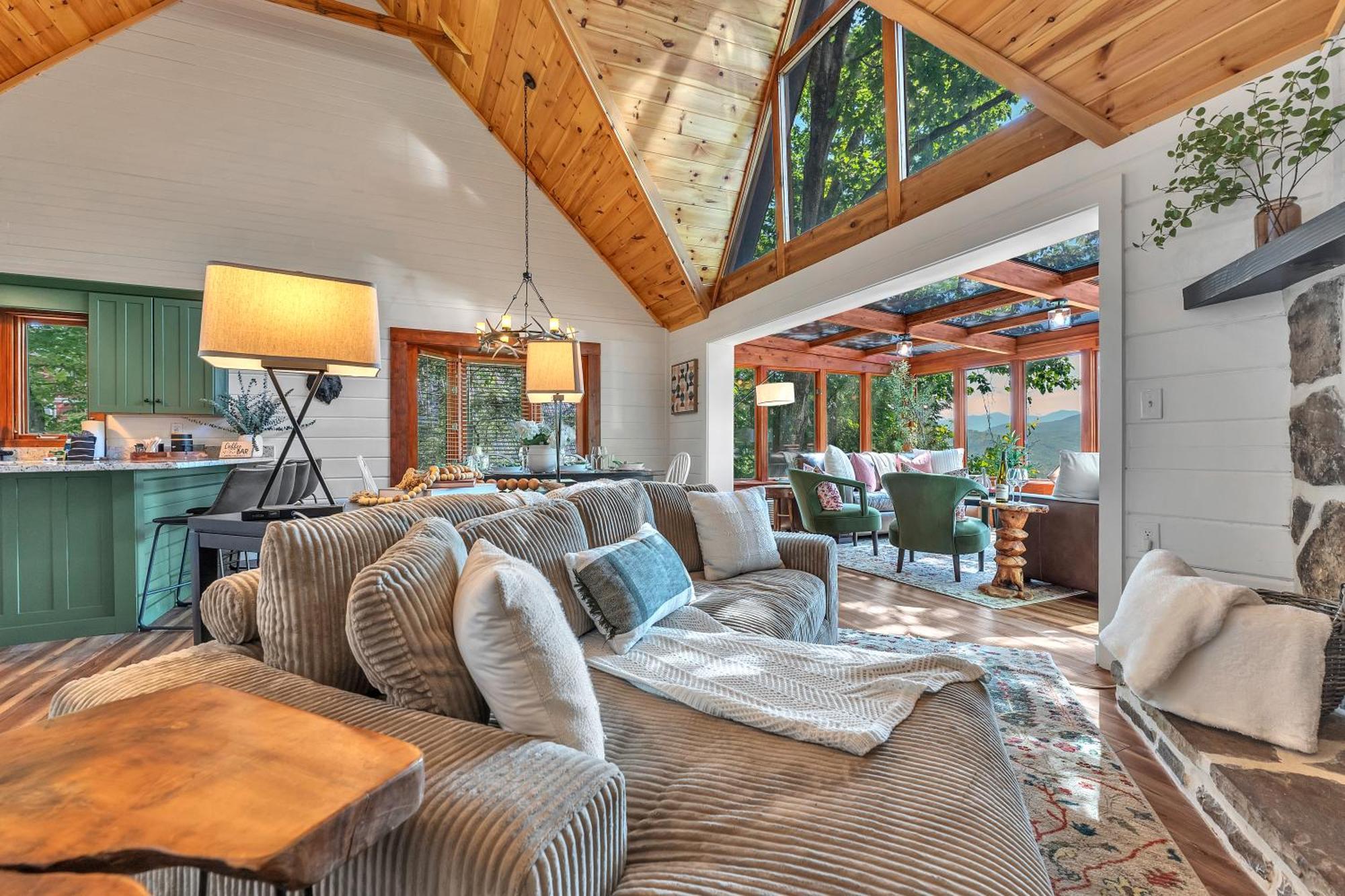 Family Chalet With Sauna, Hottub, Heavenly Views! Mins To Downtown! 개틀린버그 외부 사진