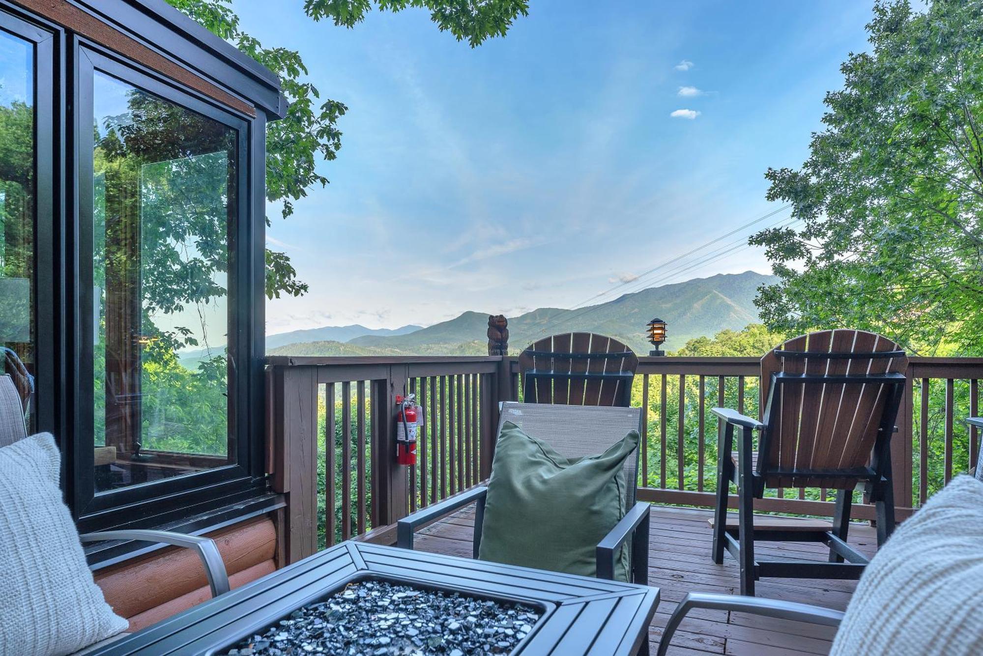 Family Chalet With Sauna, Hottub, Heavenly Views! Mins To Downtown! 개틀린버그 외부 사진