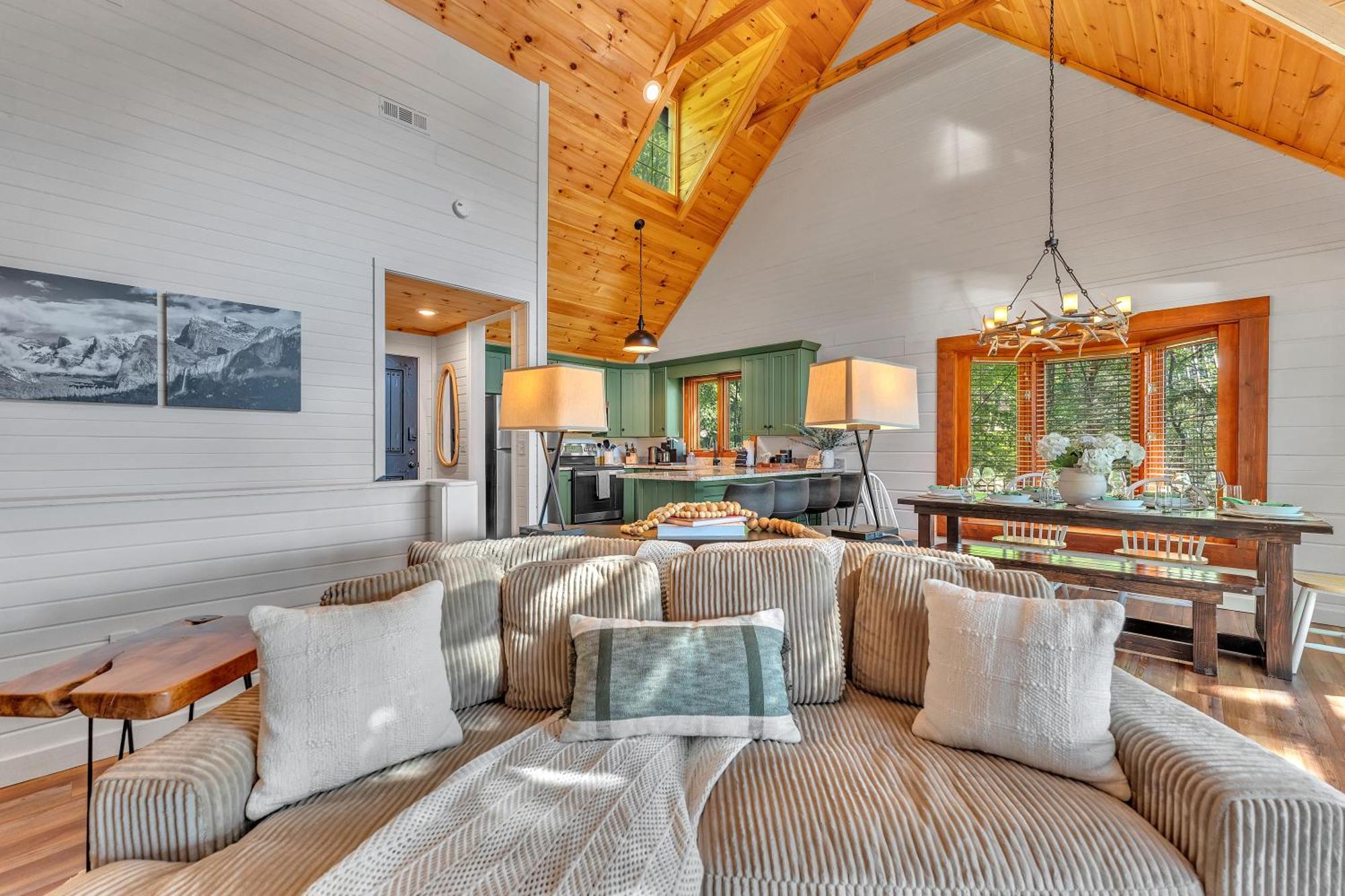 Family Chalet With Sauna, Hottub, Heavenly Views! Mins To Downtown! 개틀린버그 외부 사진